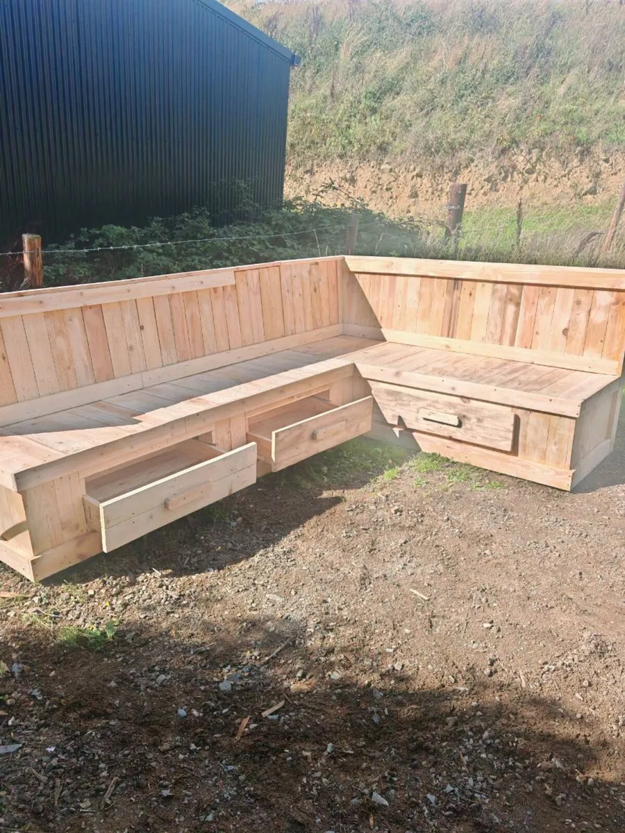 Corner seating - Image 1