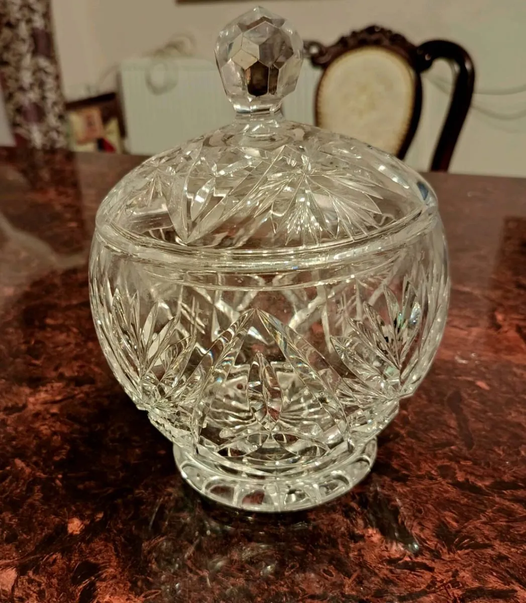 Heavy cut crystal lidded bowl - Image 1