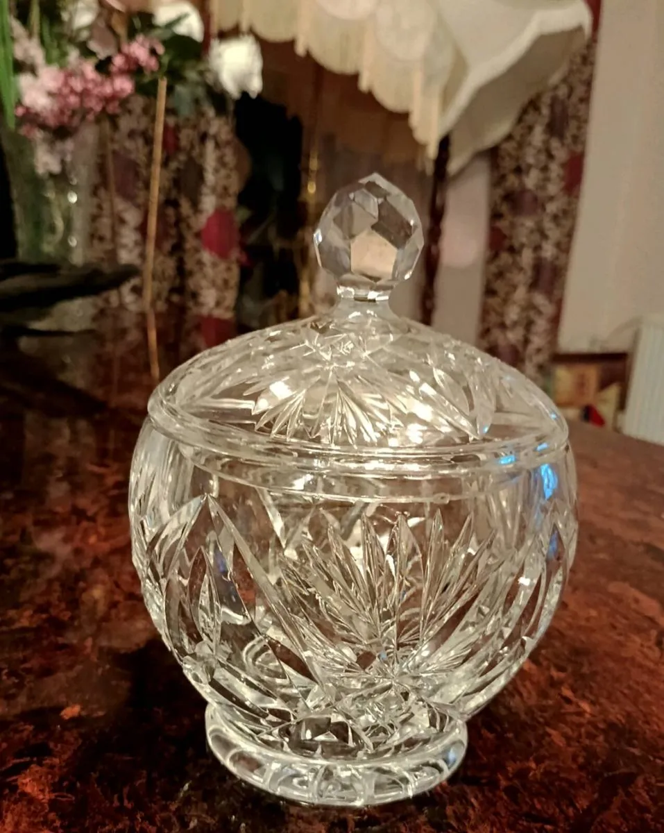 Heavy cut crystal lidded bowl - Image 3