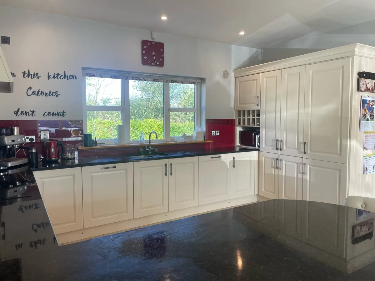 Solid oak painted kitchen with granite worktop - Image 1