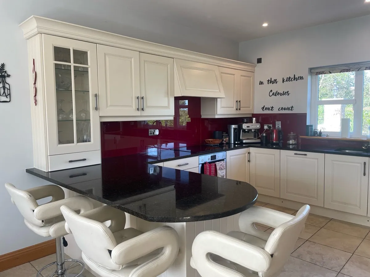 Solid oak painted kitchen with granite worktop - Image 2