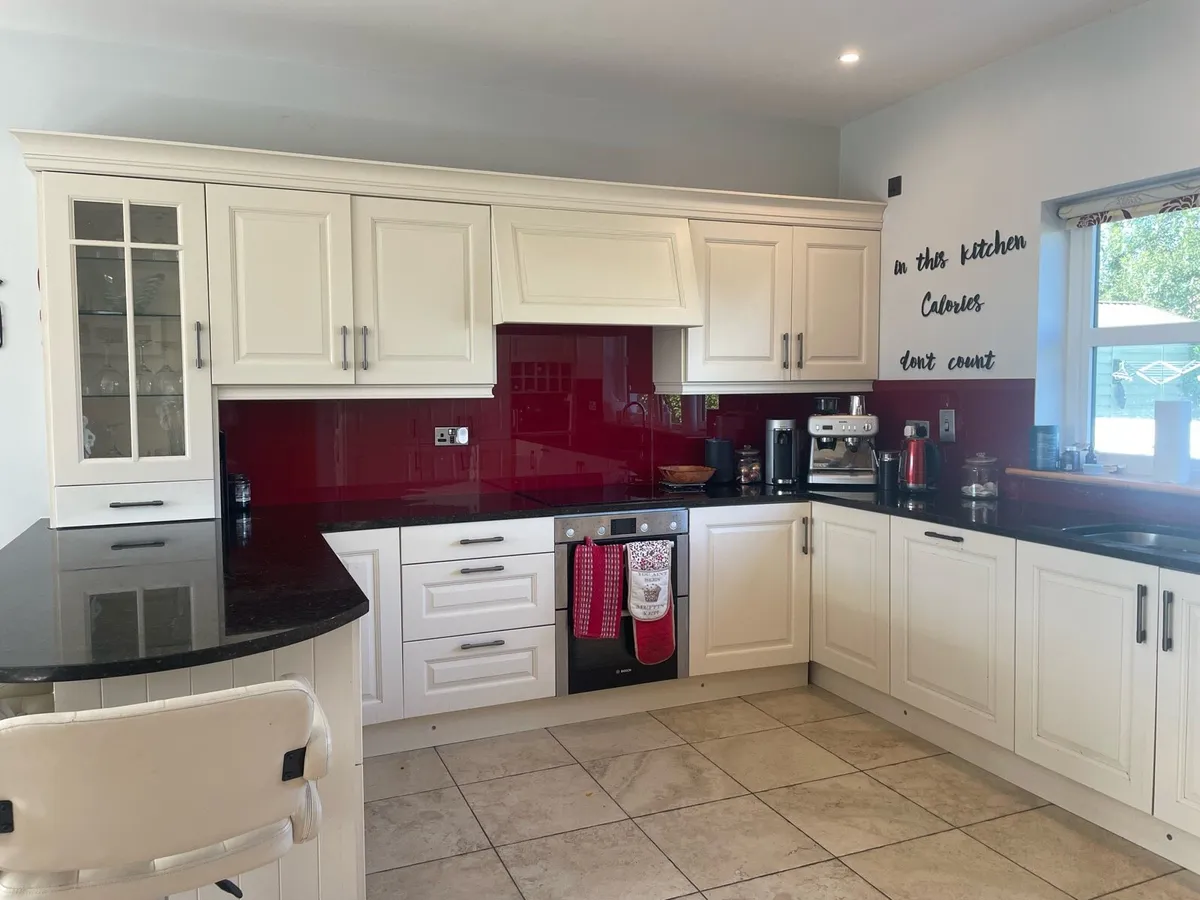 Solid oak painted kitchen with granite worktop - Image 3