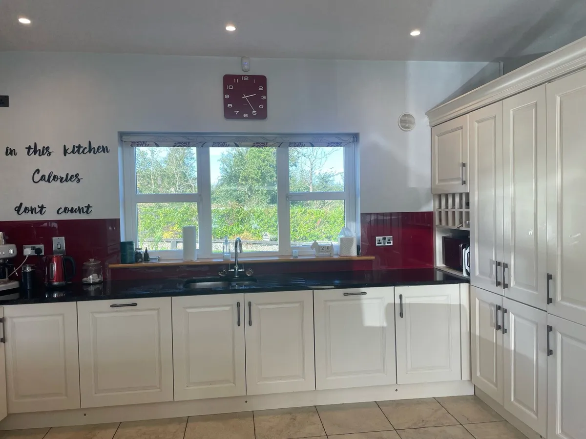 Solid oak painted kitchen with granite worktop - Image 4