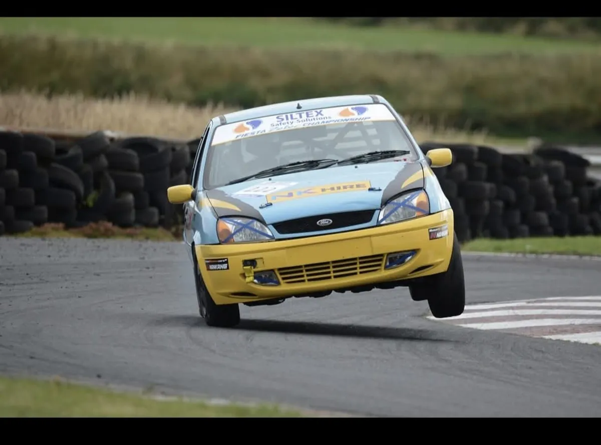 Fiesta Zetec 1.25 16v Race car. Good spec car - Image 1