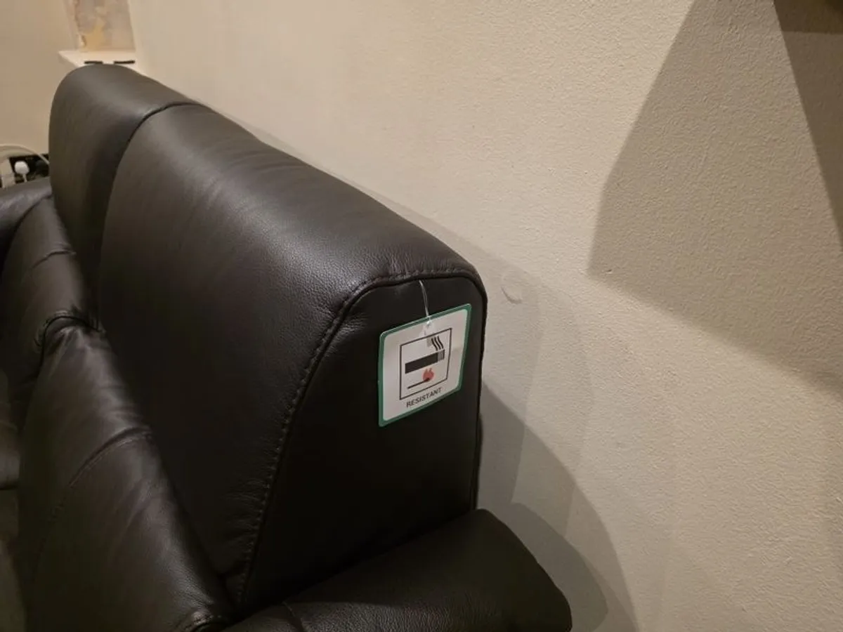 Natuzzi Brown Leather 3 seater recliner n 2 seater - Image 4