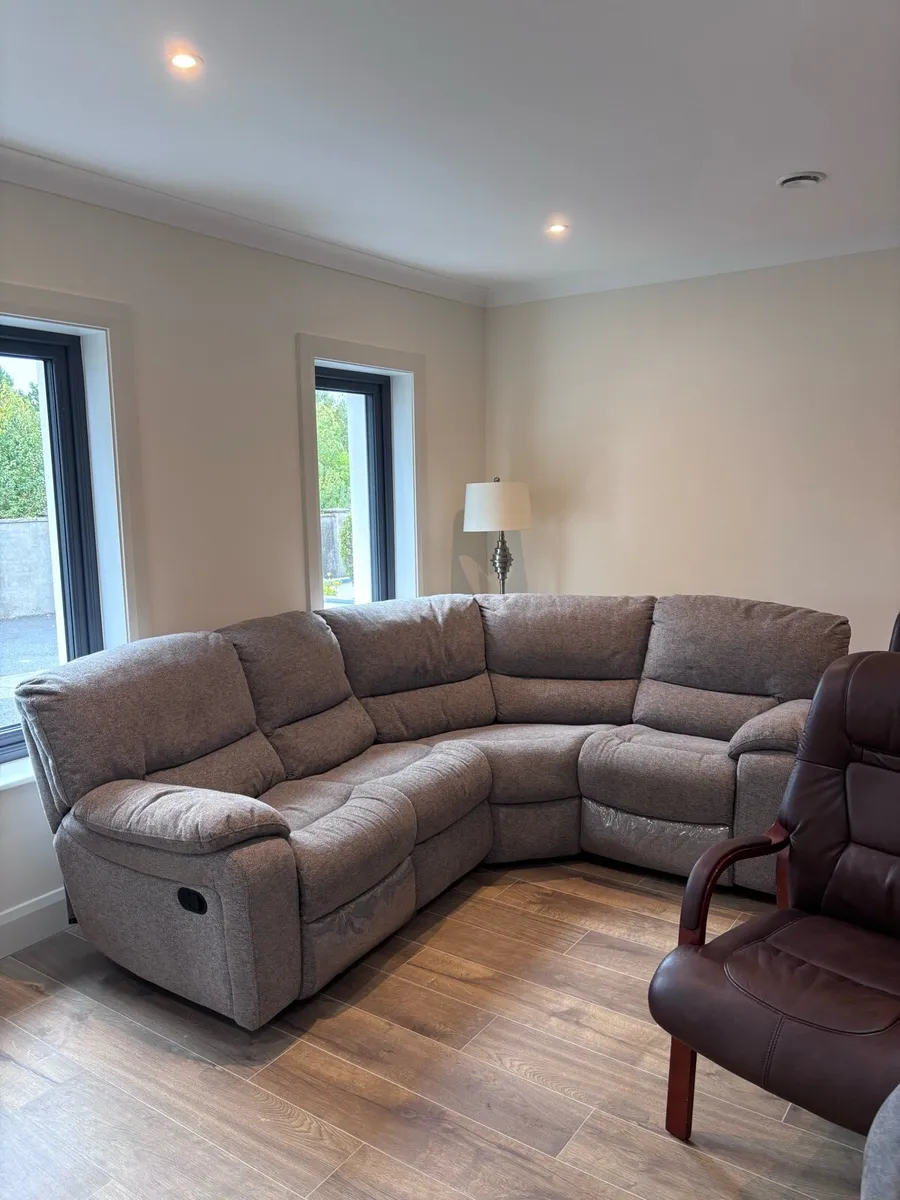 Corner couch - Image 1