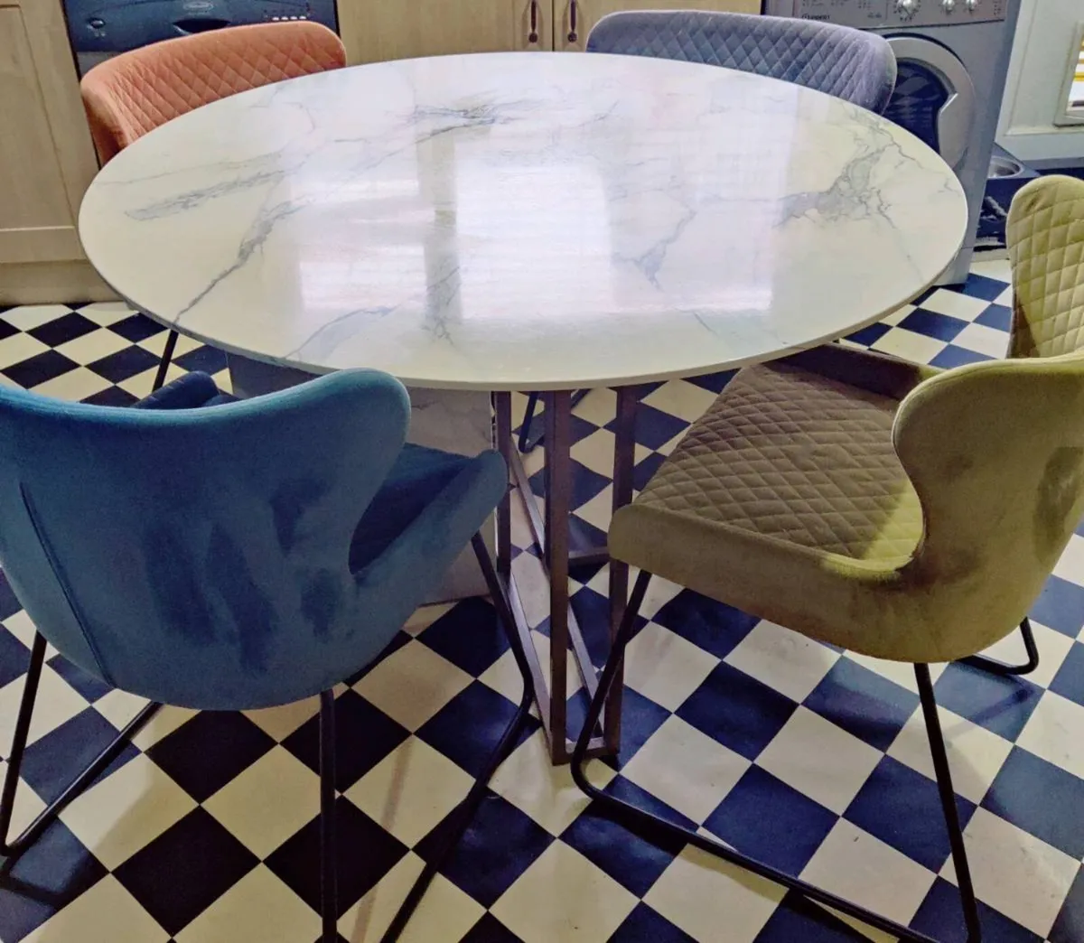 Table and chairs - Image 1