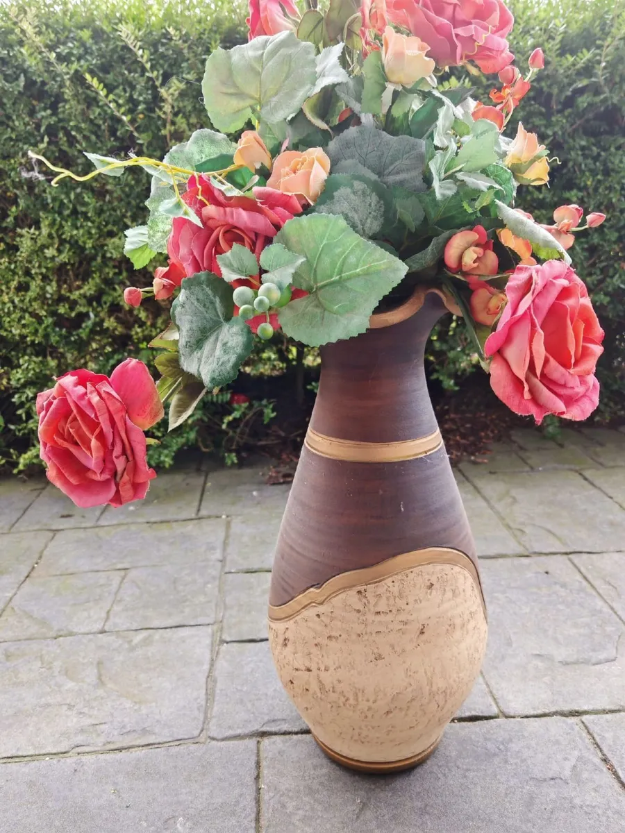 Fake flowers in pots - Image 1
