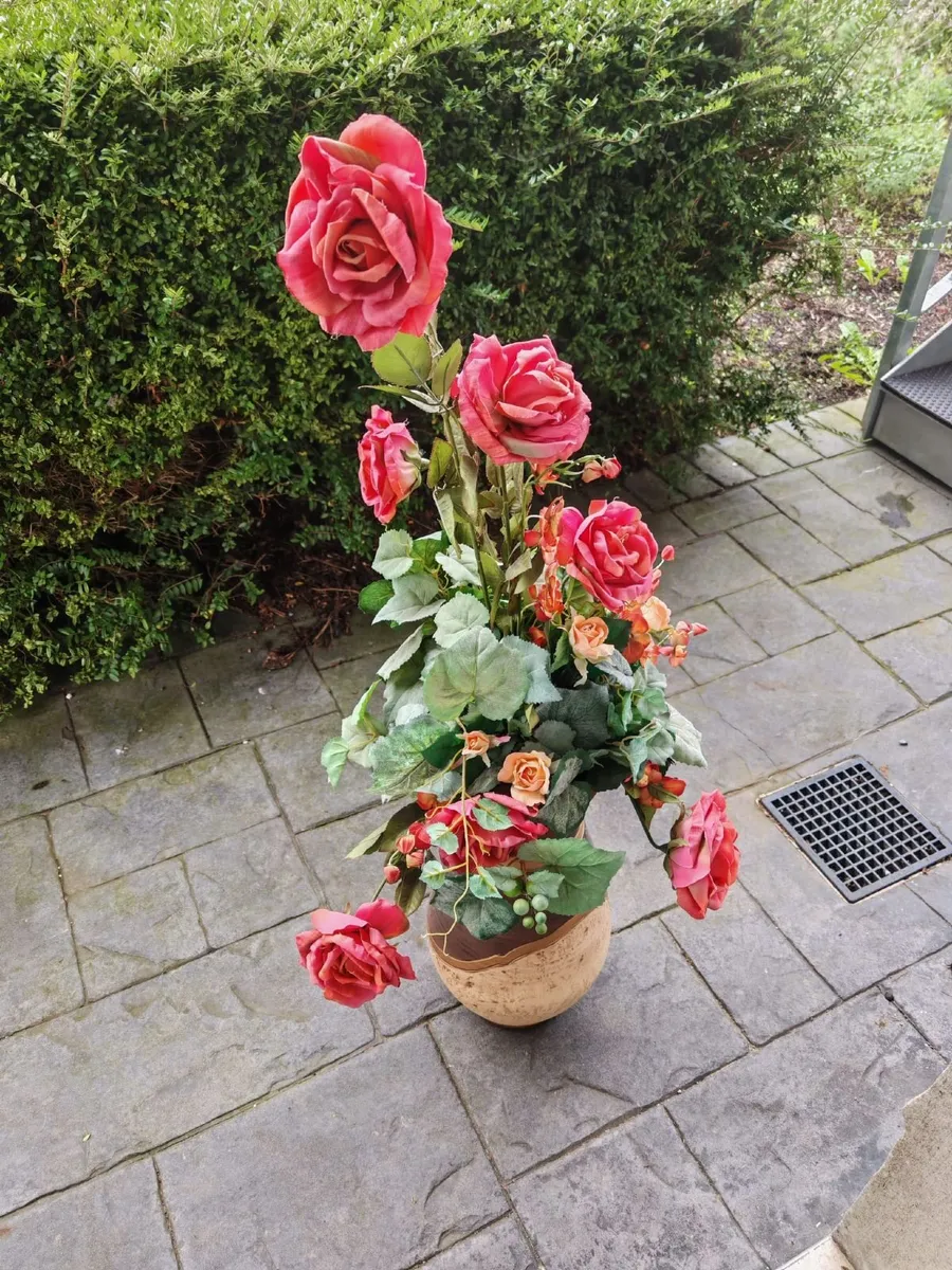 Fake flowers in pots - Image 2