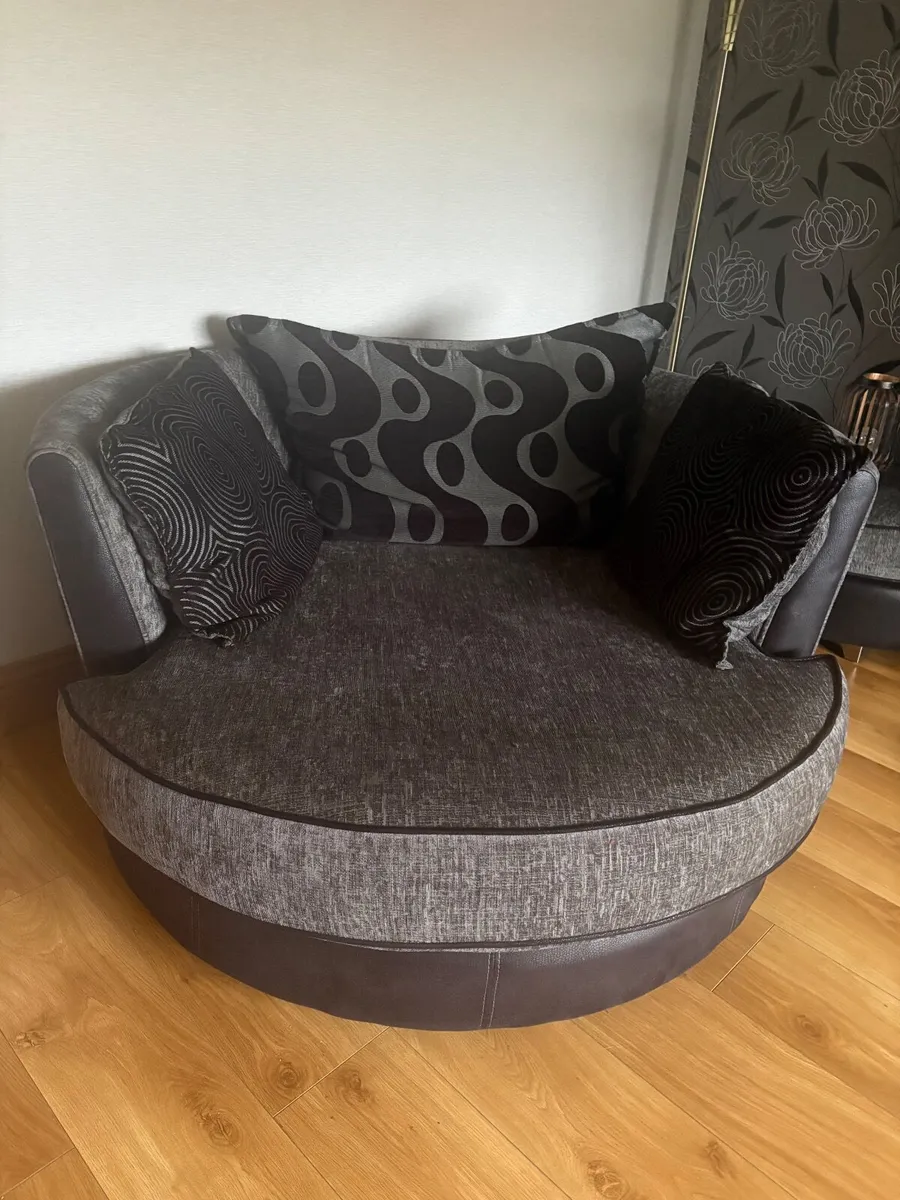 Cuddle Swival Chair - Image 1