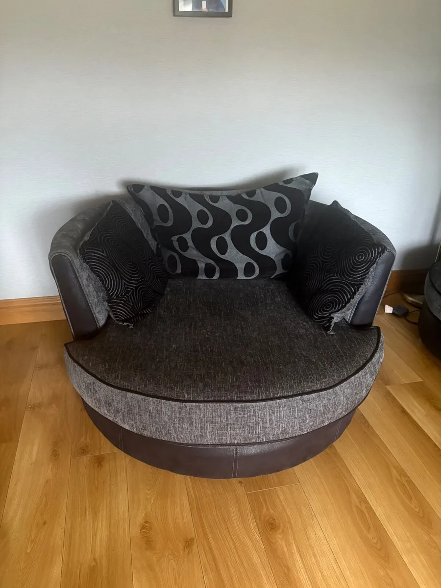 Cuddle Swival Chair - Image 3