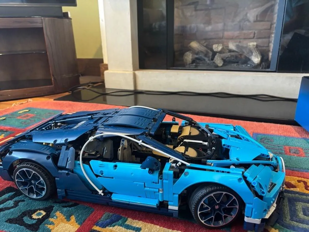 LEGO Technic Bugatti Chiron 42083 - Image 3