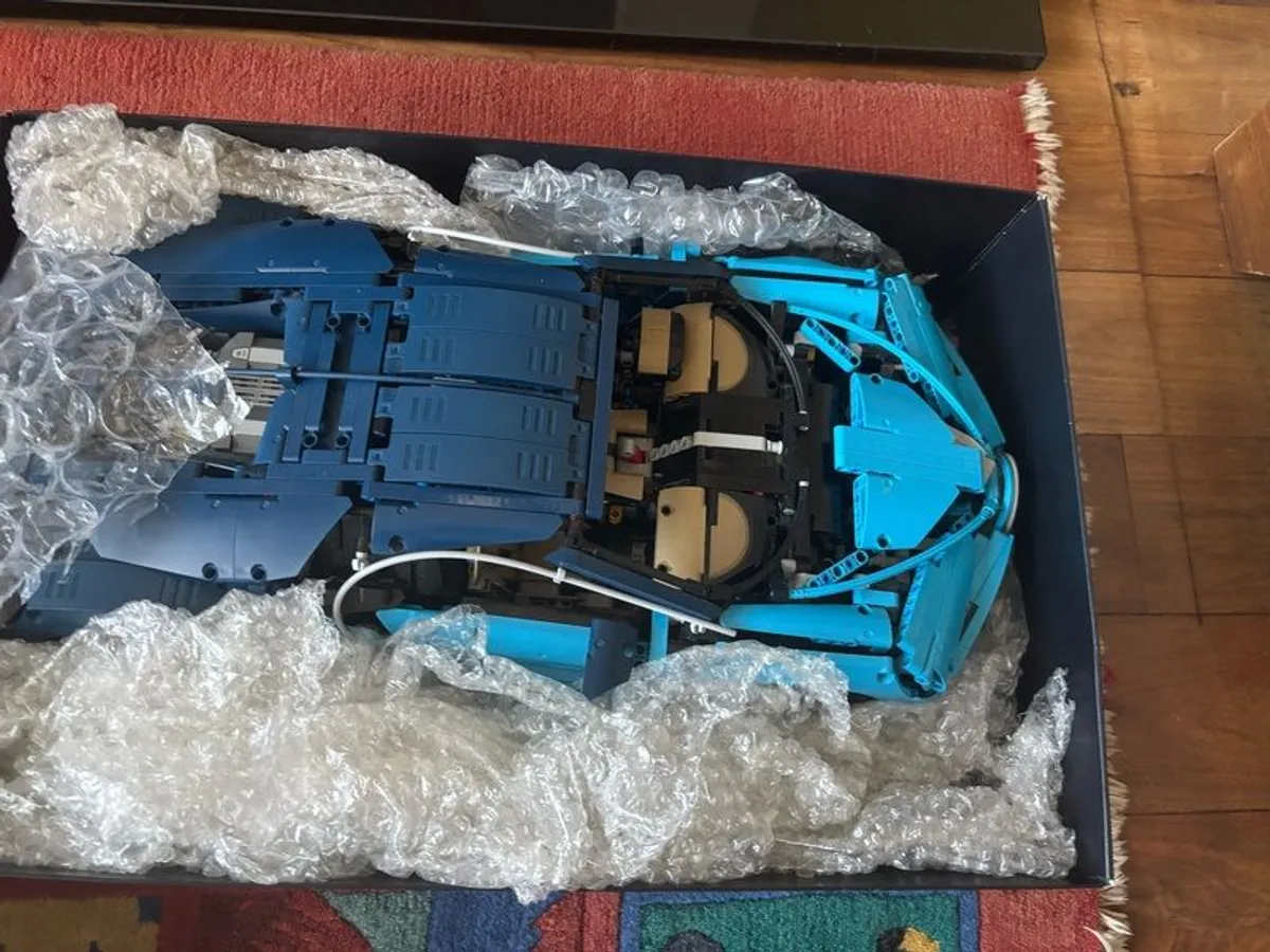 LEGO Technic Bugatti Chiron 42083 - Image 1
