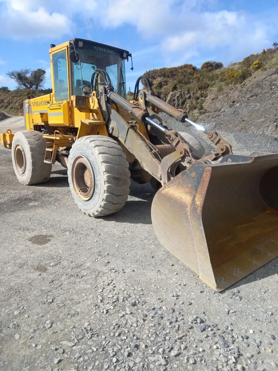Loading shovel - Image 1