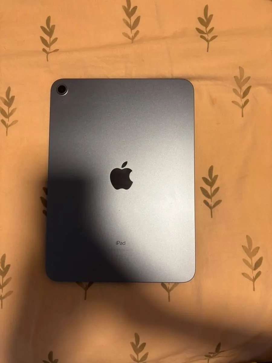 Apple Ipad and Pen - Image 2