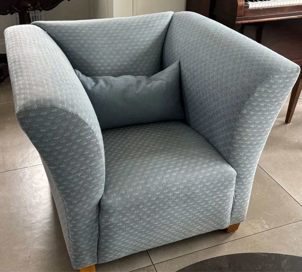 2 seater sofa & 2 chairs - Image 3