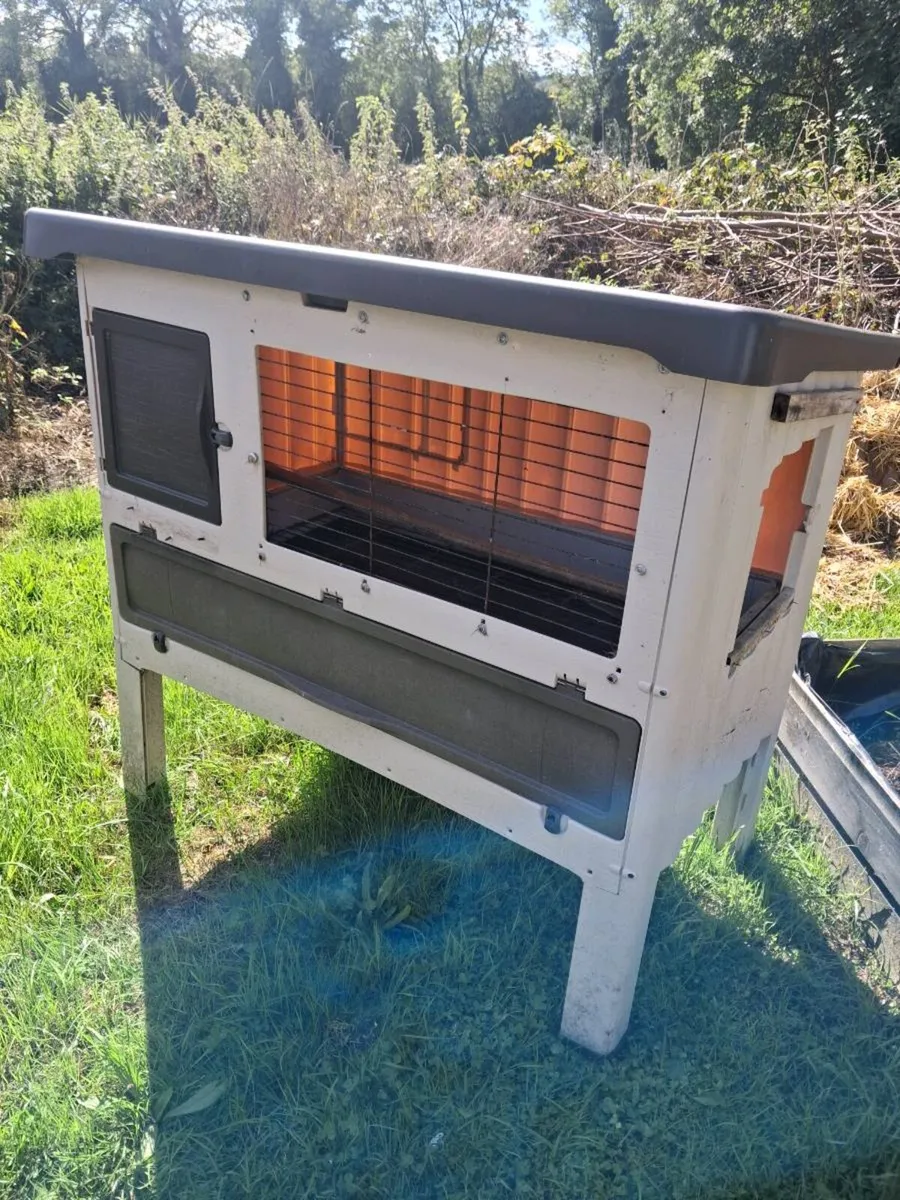 Small plastic chicken coop - Image 1