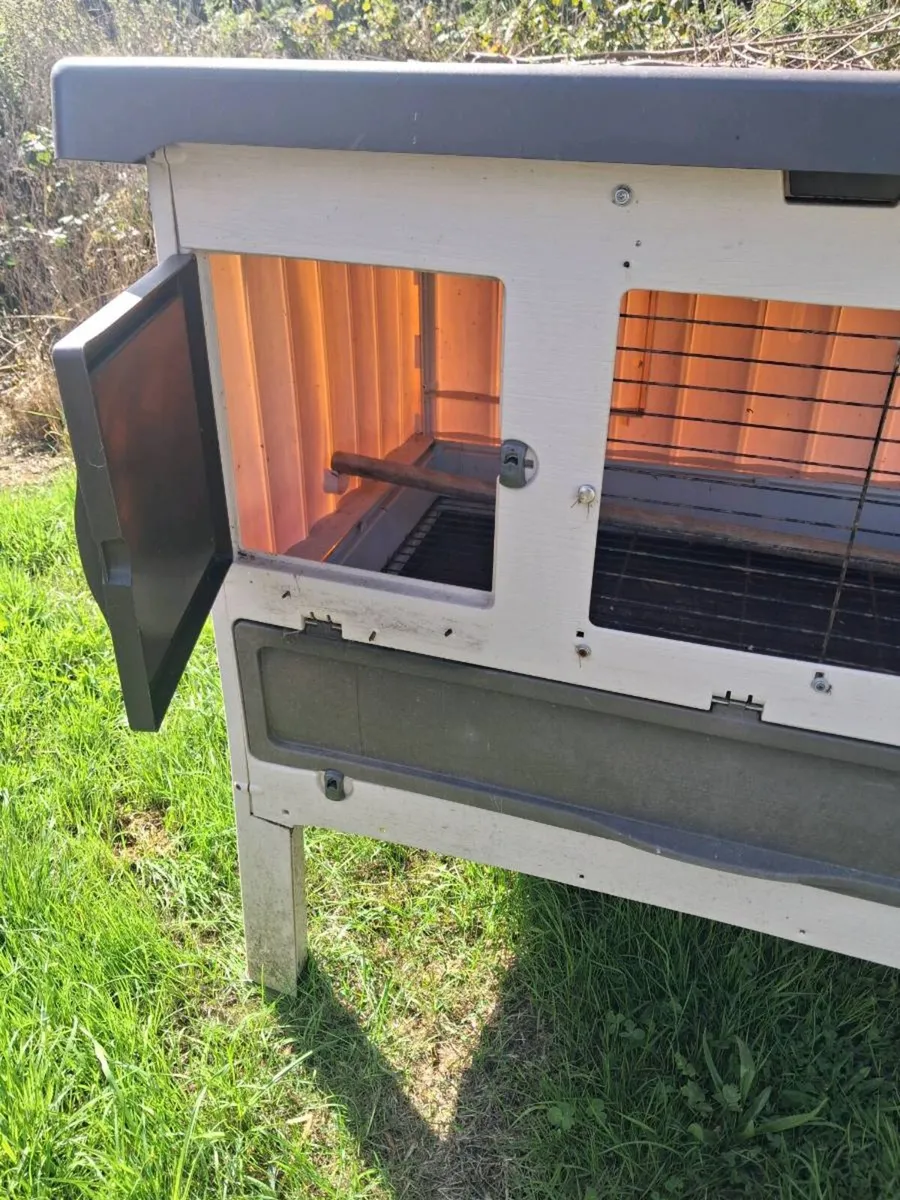 Small plastic chicken coop - Image 2