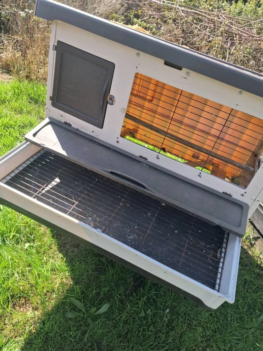 Small plastic chicken coop - Image 3