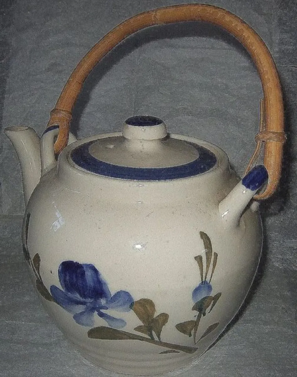 Vintage Chi Kiang Teapot with Bamboo Handle - Image 2