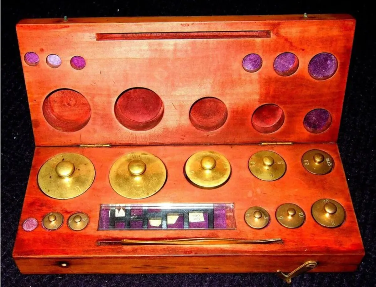 Vintage Brass Apothecary Weight Set in Fitted Wood - Image 4