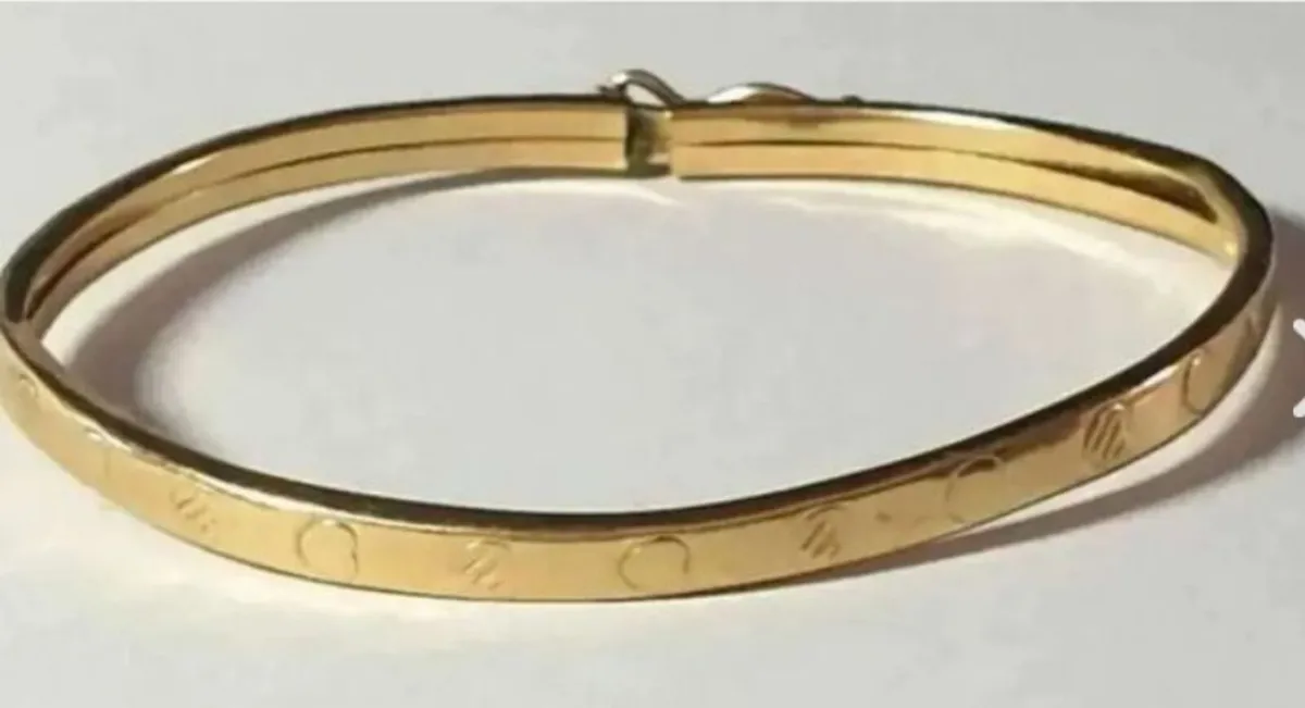 Vintage 9ct Gold Childs Patterned Bangle - Image 2