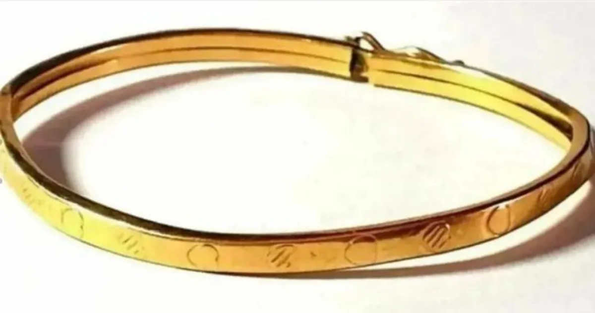 Vintage 9ct Gold Childs Patterned Bangle - Image 3