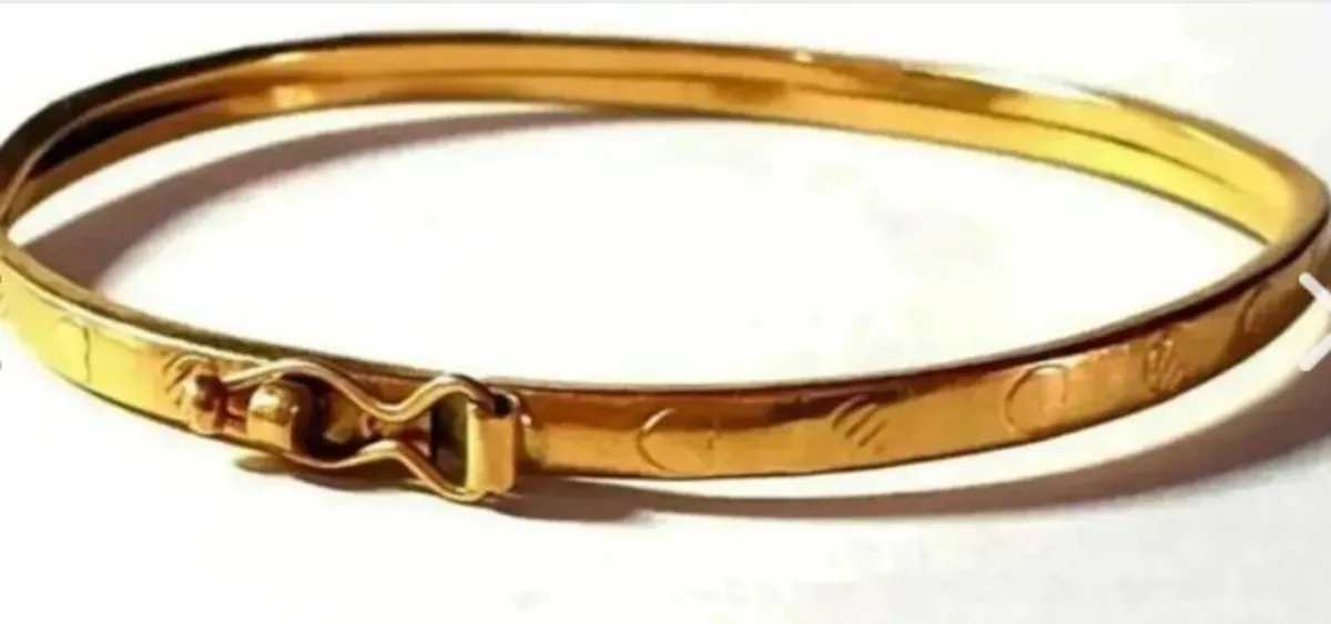 Vintage 9ct Gold Childs Patterned Bangle - Image 4