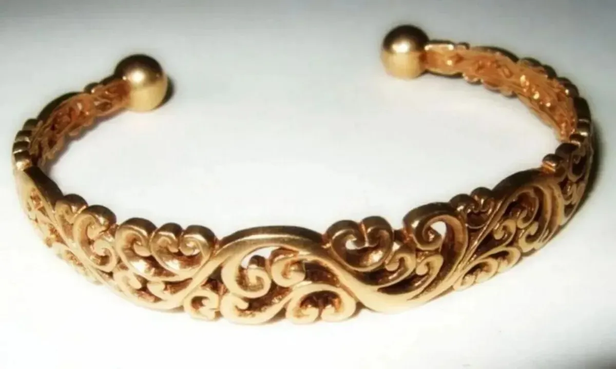 Vintage Hallmarked 9ct Gold Filigree Torque Bangle - Image 1