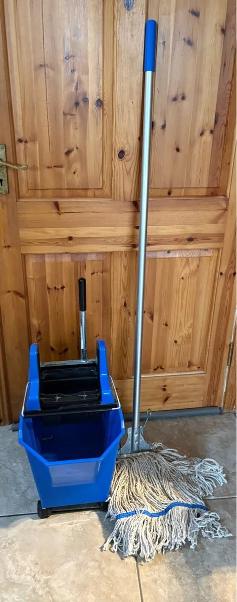 SYR heavy duty mop and bucket - Image 1