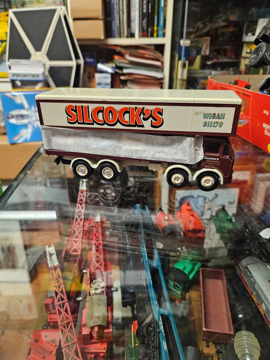 Corgi Circus Fair Ground Showmans Range Truck - Image 1