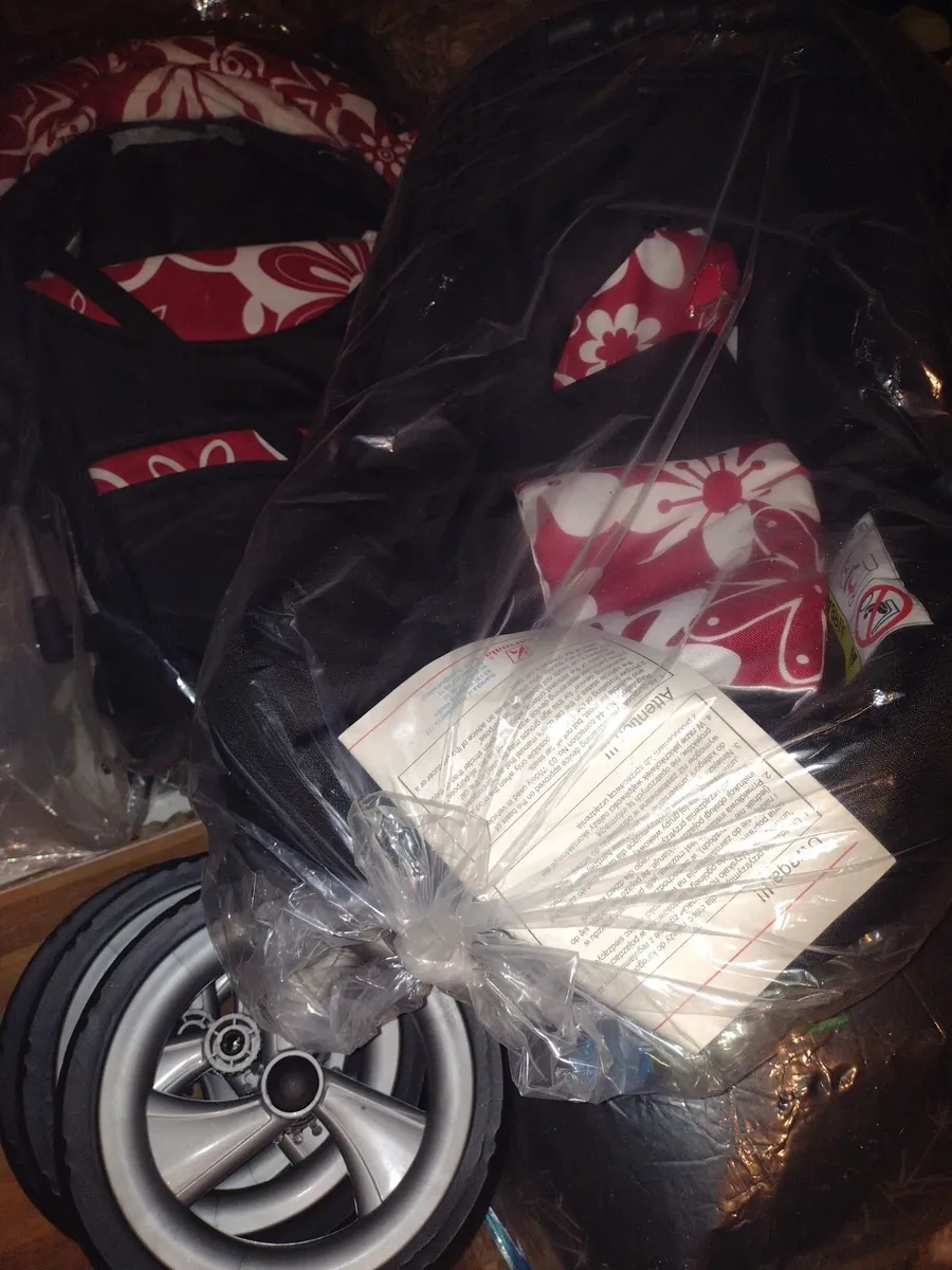 Was £465 flower Travel system pram set with extras - Image 2
