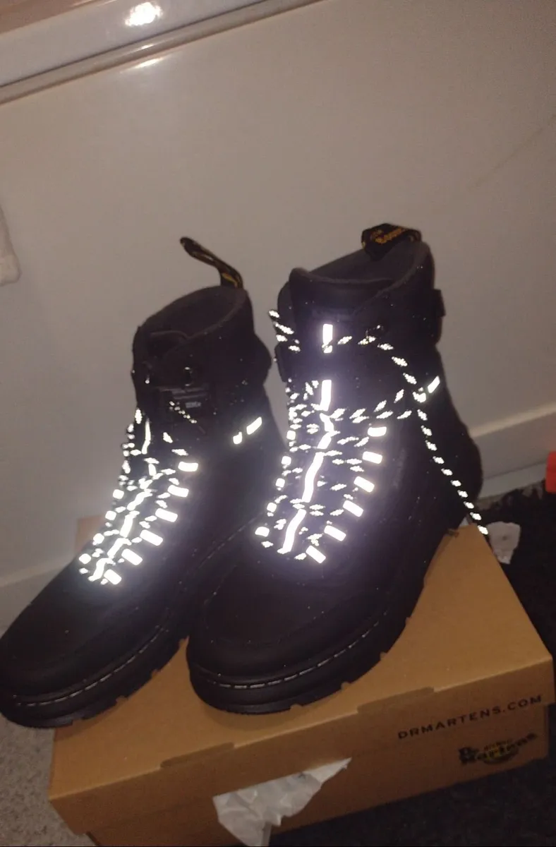 £170rrp Worn once Dr Martens Boots size 9 shoes - Image 1