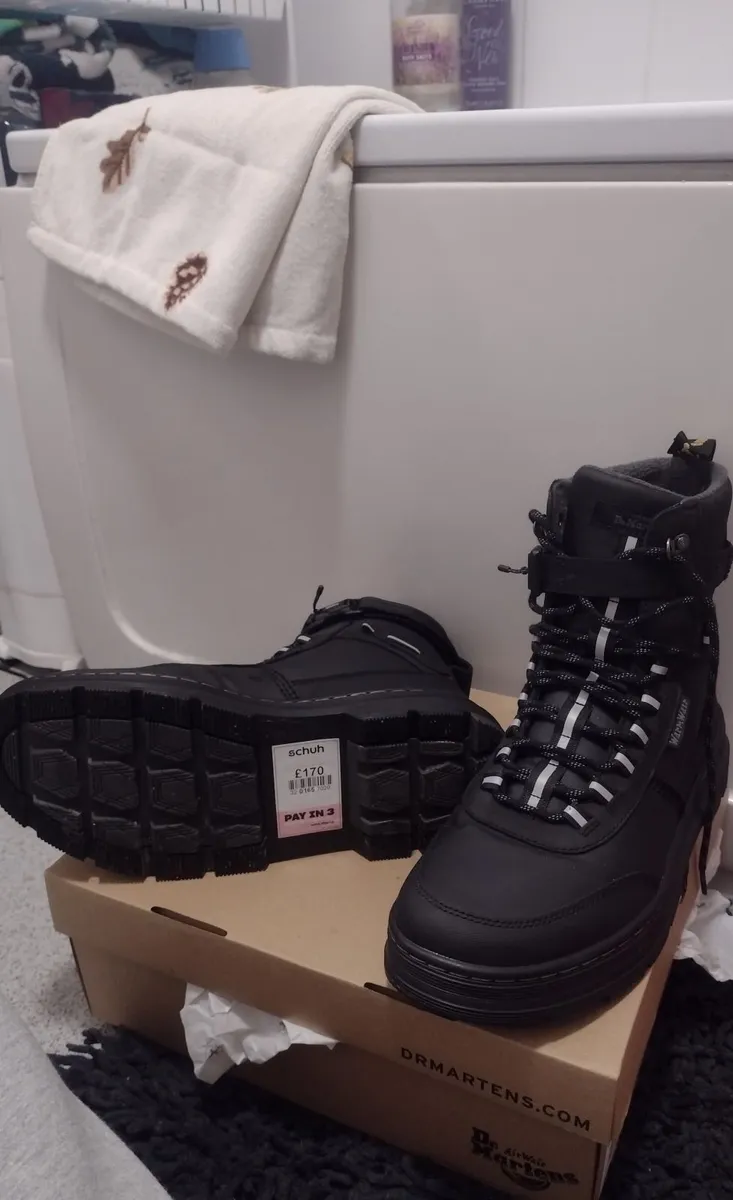 £170rrp Worn once Dr Martens Boots size 9 shoes - Image 4