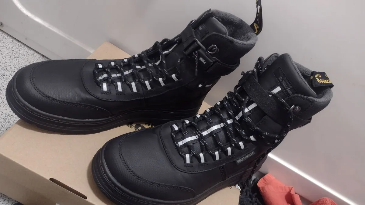 £170rrp Worn once Dr Martens Boots size 9 shoes - Image 3