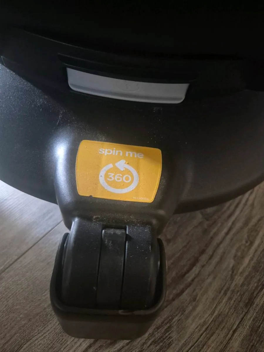 Joie 360 spin with newborn inserts - Image 4