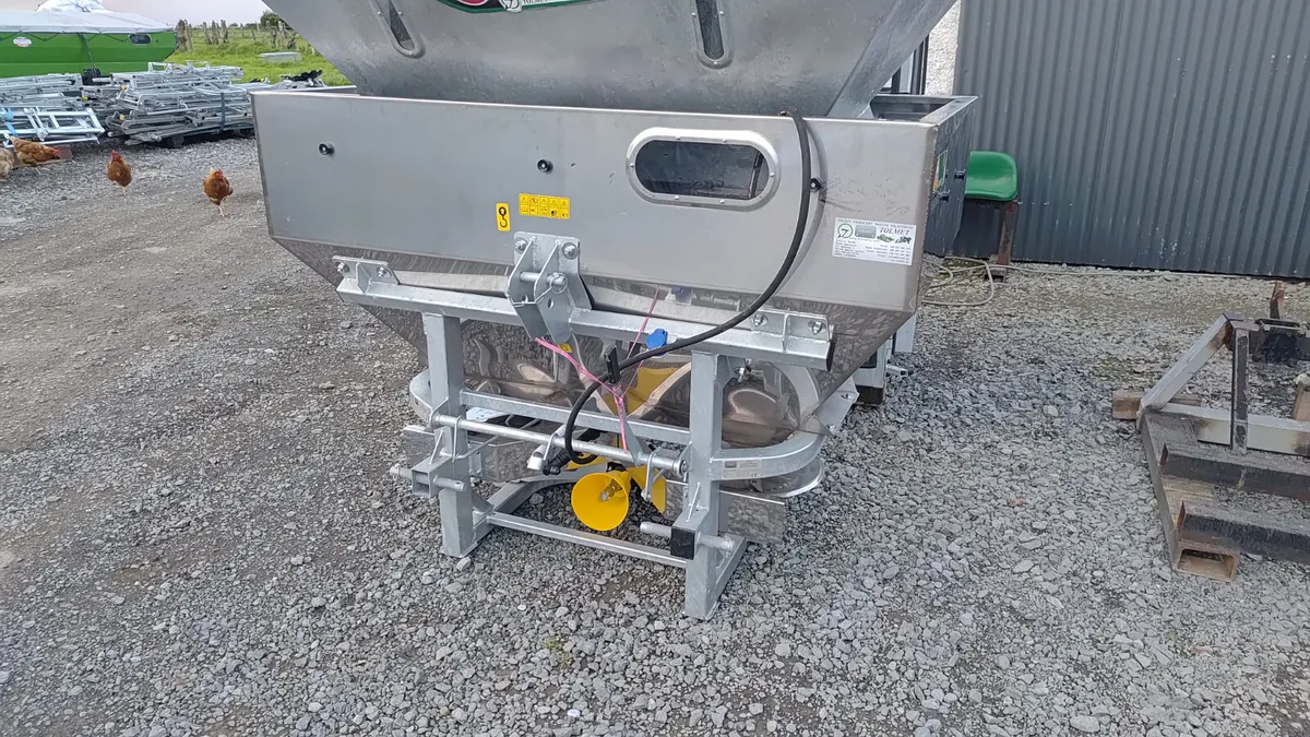 Tolmet fertiliser spreader - Image 2