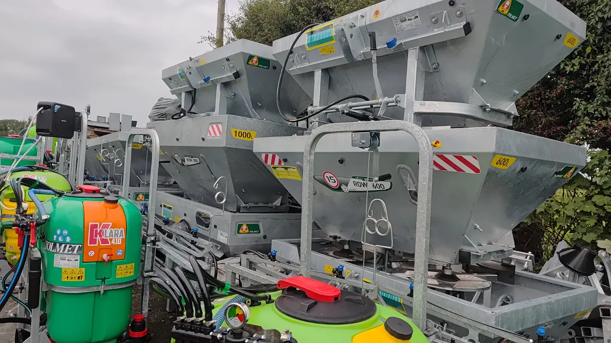 Tolmet fertiliser spreader - Image 1