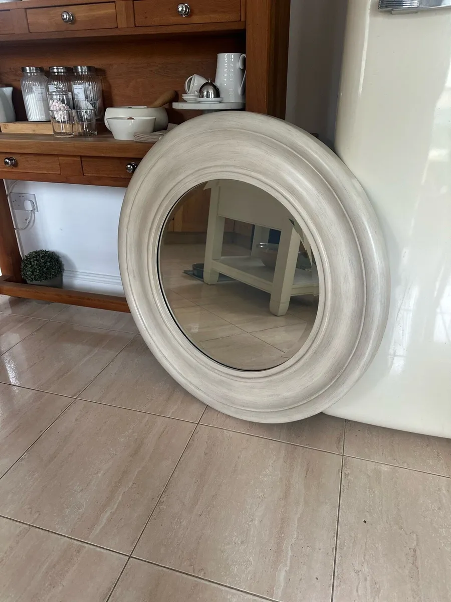 Large round mirror - Image 1