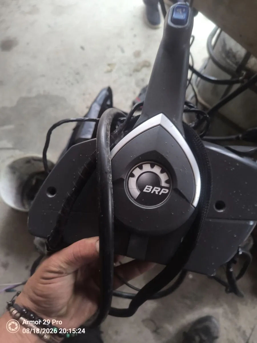 Evinrude 225  Only 350 hrs  XL shaft - Image 4