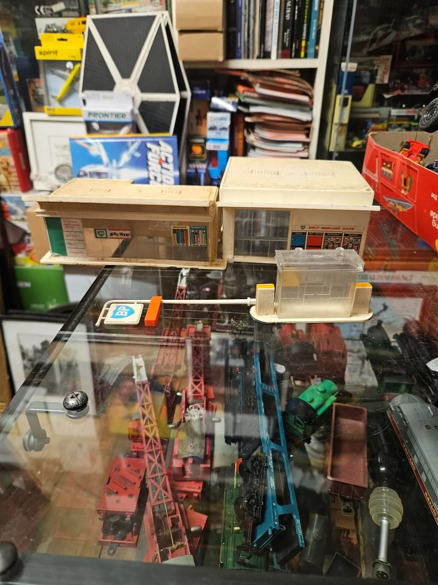 Matchbox BP Garage - Image 1
