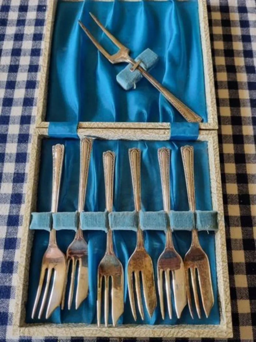 Vintage silver plated cake forks - Image 1
