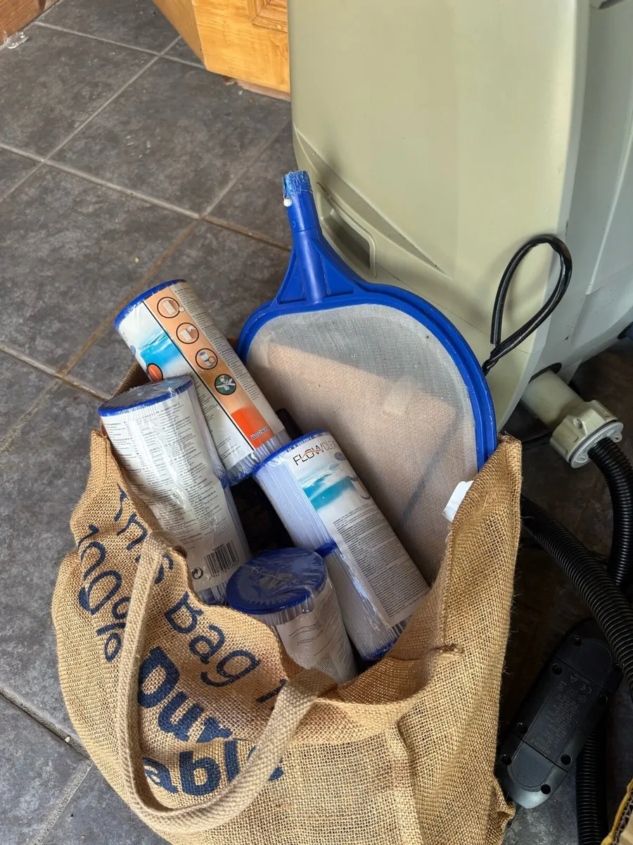 Hot tub pump and accessories - Image 3