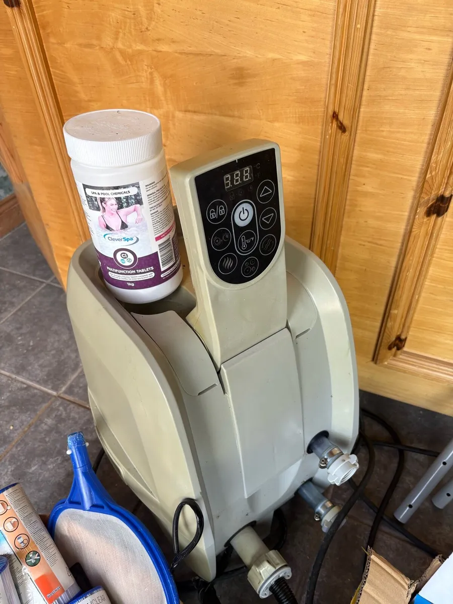 Hot tub pump and accessories - Image 1