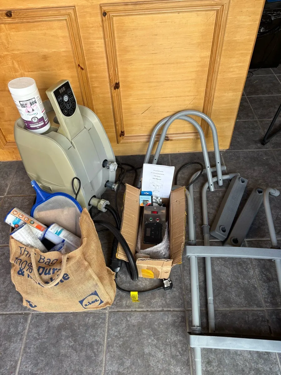 Hot tub pump and accessories - Image 2