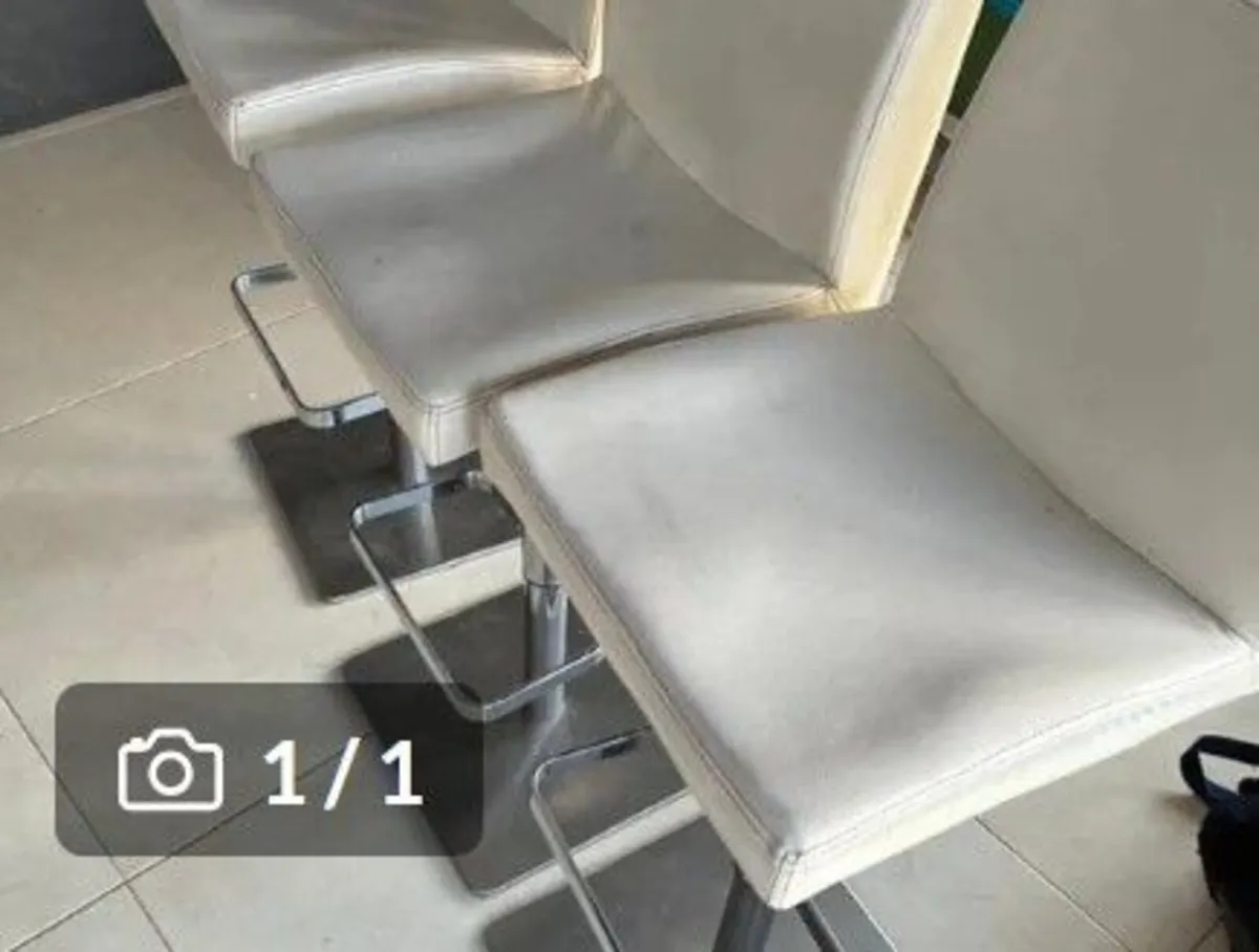 2 bar stools/kitchen counter stools