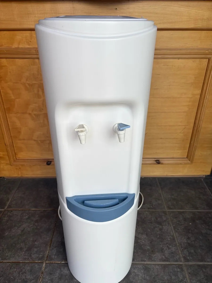 Water dispenser - Image 1