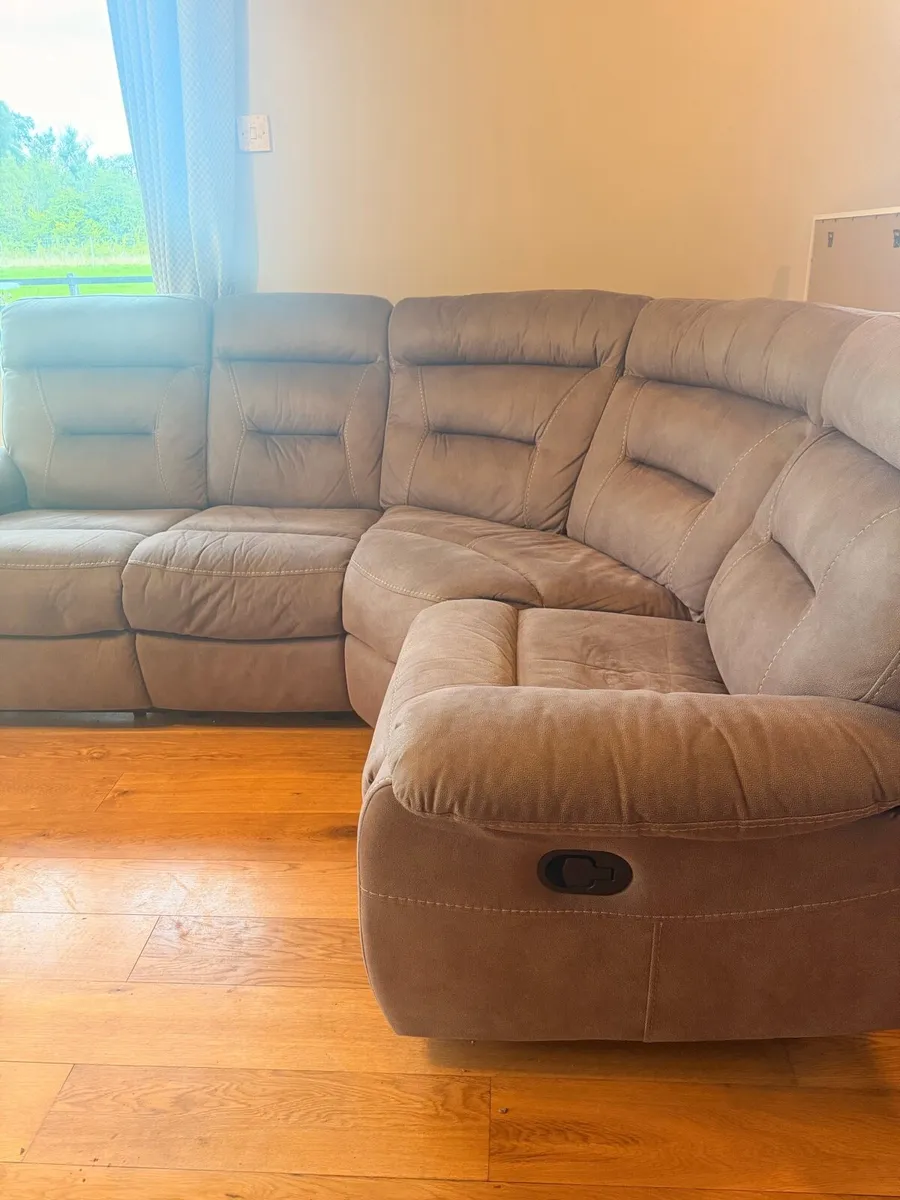 Corner couch in immaculate condition - Image 1
