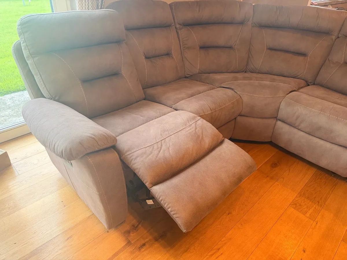 Corner couch in immaculate condition - Image 3