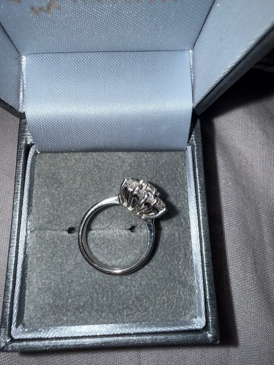 Engagement ring - Image 1